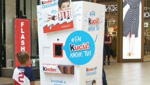 HUB09 crea la prima Macchina a Kucù per Kinder Cioccolato, espositore interattivo attivato dalla voce dei bambini nei centri commerciali