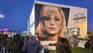 Scopri la magia di Radio Kiss Kiss: per la prima volta nella storia Jorit, uno dei grandi street artist mondiali, crea la sua opera a Casa Kiss Kiss durante la settimana del Festival di Sanremo