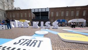 'Kiss Kiss Way': musica, brand e territorio protagonisti del primo tour estivo nazionale della radio con Rai Pubblicità. Lavazza Main Partner