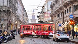Sanrio conquista Milano con IGPDecaux e un tram brandizzato per celebrare Hello Kitty e suo il 50° anniversario