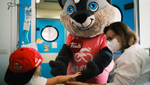 Il Giro d’Italia e il Giro d’Italia Women omaggiano i piccoli pazienti degli ospedali milanesi San Paolo e Policlinico con una giornata di svago e leggerezza al fianco della mascotte Wolfie