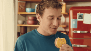 Mulino Bianco e Algida lanciano i Baiocchi Gelato con uno spot che mette al centro la ricerca delle piccole felicità quotidiane. Firma Publicis Italia. Pianifica Mindshare