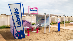 Labello Studios torna a Venezia con il Labello Glowy Lab, una crafting station dove poter personalizzare il proprio Labello e vivere una beauty experience
