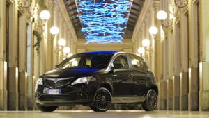 Debutta Lancia Ypsilon Black & Noir con campagna multimediale firmata Armando Testa dopo gara. Il brand celebra le mamme con un video sui canali social