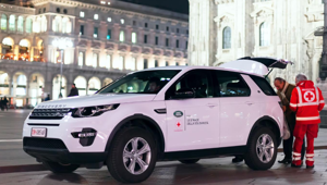 Land Rover celebra la settimana mondiale della Croce Rossa con un film dedicato ai suoi volontari