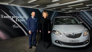 Lancia Ypsilon Alberta Ferretti, il debutto a Palazzo Donizetti a Milano con l'evento a firma Rossoevolution
