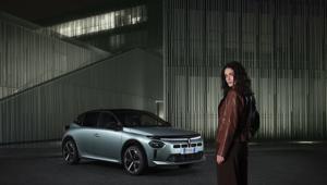 Greta Ferro sceglie la sua strada con Lancia Ypsilon Turbo 100 benzina nella nuova campagna firmata 777 ( Armando Testa + Herezie)