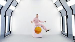 Lapo Elkann  firma la  versione “Millennial Pink” della lavatrice Candy Bianca e partecipa allo spot di lancio