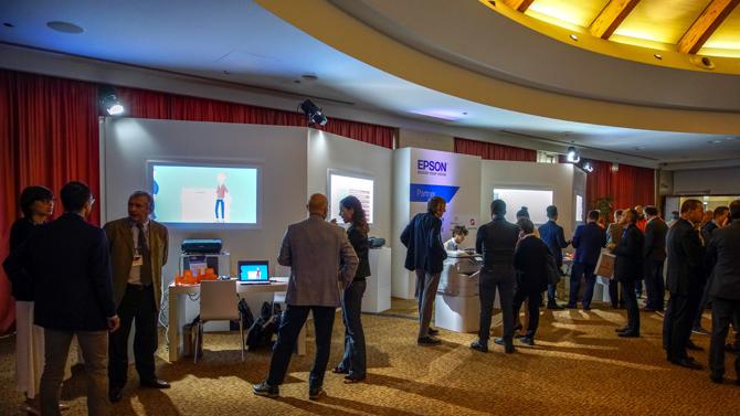 LareapartnernellasalaespositivadelladatadiMilano300dpi15cm