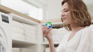 Dixan torna in tv: Laura Chiatti è il nuovo volto della campagna di comunicazione curata da DDB