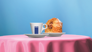 Lavazza e Rocco Hunt insieme per un viaggio tra ricordi, musica e caffè. Nel video clip di "Mille Vote Ancora", il caffè del marchio al centro di un momento conviviale in famiglia