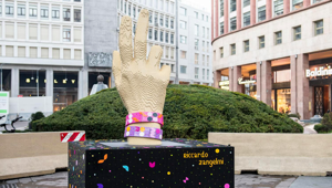 Lego alla Settimana della Moda milanese con una scultura di mattoncini in Piazza San Babila