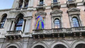Al Mondadori Megastore di Piazza Duomo a Milano 'Leo' l'installazione luminosa di Marco Lodola e la lectio magistralis di Vittorio Sgarbi