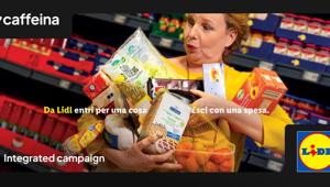 Lidl e Caffeina lanciano "Un abbraccio di convenienza": la campagna sull’abitudine universale di entrare al supermercato senza carrello e ritrovarsi in cassa a braccia piene