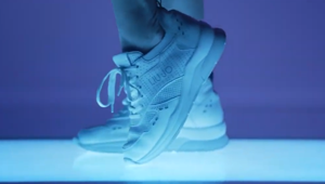 Liu Jo porta in tv le nuove sneakers Active Femininity con DLVBBDO