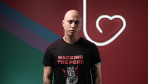 “Hackerare” il porno per sensibilizzare sul bisogno di educazione sessuale nelle scuole italiane: al via la campagna di Loveby #HackingThePorn