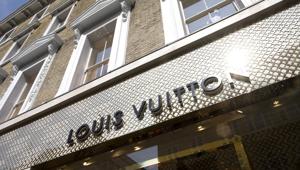 Tradizione e modernità: la strategia che ha permesso a Louis Vuitton di confermarsi Top Luxury Brand secondo BrandZ. Mentalità globale, cura ossessiva dei dettagli e cultura della leadership premiano il settore