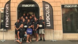 Il team Roma Seven ‘accende’ le sfide del torneo di rugby ‘Roma Seven 2018’ dal Macron Store di piazza San Silvestro