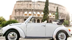 Un tour per Roma in stile ‘vintage’: da Palazzo Scanderbeg in Vespa o su auto d’epoca