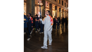 La Fiamma Olimpica di Milano Cortina 2026 è arrivata a Milano: tra i protagonisti scelti da Coca-Cola come tedofori anche Mahmood