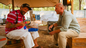 Acqua Vera e Corepla regalano a Jovanotti il primo tamburello in rPET della campagna Fallo ORA durante il Jova Summer Party
