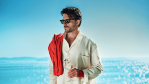 Martini lancia la nuova campagna globale e sceglie Jonathan Bailey come volto per il rilancio del Martini Man