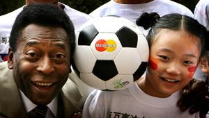 Mastercard scende in campo con Pelè per celebrare la passione per lo sport oltre le differenze con il corto '22 lingue'