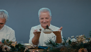 La Cucina Italiana a dicembre in edicola con tante novità: il dolce (in esclusiva) del maestro Iginio Massari e un video unico che celebra il convivio e la grande avventura verso l’Unesco