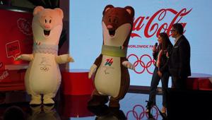 Le mascotte di Milano Cortina 2026 arrivano a casa Coca-Cola