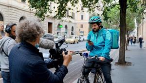 Frank Matano rider per lo stunt di comunicazione di Deliveroo