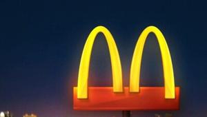 Coronavirus. McDonald's separa gli archi del logo invitando tutti a stare a casa