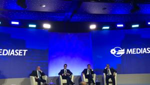 Palinsesti Mediaset. De Filippi, Bonolis e D'Urso le punte di diamante di una stagione trainata dalle produzioni originali. Al vaglio il debutto in tv di Matteo Renzi e 'Casa Totti'. Sulla Serie A in dirittura d'arrivo gli accordi con Sky e Perform