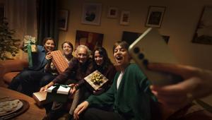 MediaWorld si posiziona come 'Experience Champion' e lancia la campagna “A Natale pensa a festeggiare, alla tecnologia pensiamo noi” con Armando Testa