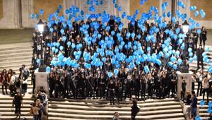 Mercedes EQ accende di blu piazza di Spagna a Roma
