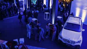 ‘A new star is born’: storia e passione si incontrano nella rinnovata sede di Mercedes-Benz Roma in via Variola. Garage Eventi vince gara e firma l’Opening Party