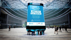 Amsa è on air con la campagna "Mettici la Testa" a cura di Serviceplan Italia. Dentsu Creative firma la progettazione di un’installazione interattiva per promuovere il corretto utilizzo dei cestini stradali