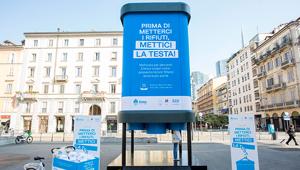 “Mettici La Testa”: il maxi cestone di AMSA al centro della campagna integrata di Serviceplan e Dentsu Creative, per sensibilizzare sul corretto utilizzo dei cestini stradali