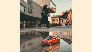 Nissan Micra in tour con un modellino alla scoperta degli angoli più affascinanti delle città italiane