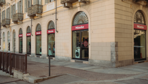 Miele Italia trasforma lo showroom di Torino in un hub letterario: al via il format “Miele Book Café” per il Salone OFF