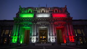 Coronavirus. La stazione Centrale di Milano per la prima volta in 90 anni si veste di luce Tricolore, omaggio del Gruppo FS Italiane