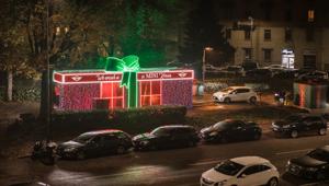 A Milano auto in coda per “We Wash u a MINI Xmas”, il lavaggio gratuito offerto da Mini con la creatività di M&C Saatchi
