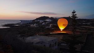 The power of big love:  la nuova All-Electric MINI family approda su un’isola magica nel cuore del Mediterraneo, partner di The Island Festival