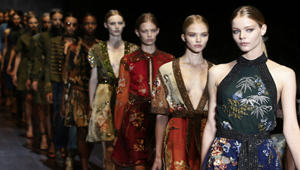 La Milano Fashion Week fa i conti con il Coronavirus: assenti 1000 operatori cinesi. Capasa (Camera Moda): “Potrebbe essere l’anno nero del lusso, con una perdita stimata in 230 mln di euro”