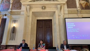 Milano Fashion Week 2023 ai blocchi di partenza con 176 appuntamenti in calendario e 80 mln di indotto attesi. Calendario tutto esaurito, serve altro spazio. Capasa: “Chiederemo un giorno in più”