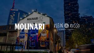 Per i suoi 80 anni Molinari “veste” Milano con le Limited Edition by Emiliano Ponzi rappresentate in uno spettacolare murales al Bosco Verticale. Creatività di KleinRusso, strategia media di Starcom