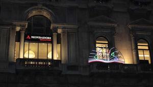 Mondadori Megastore: in Piazza Duomo a Milano una nuova installazione luminosa di Marco Lodola celebra la lettura