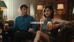 “In buona compagnia così come siamo” è l’essenza del nuovo spot di Birra Moretti firmato da Armando Testa, confermata agenzia di riferimento dopo una gara