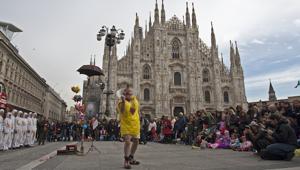 Lush porta un circo contemporaneo ed etico a Milano in Piazza Duomo: uno spettacolo per abbattere i pregiudizi e supportare le fragilità sociali
