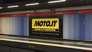 La stazione della metro Rho-Fiera di Milano brandizzata da Moto.it in occasione di Eicma 2017