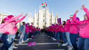 Motorola sposa il rosa della 24^ Supercoppa Italiana di volley femminile con un flash mob in Piazza Duomo a Milano